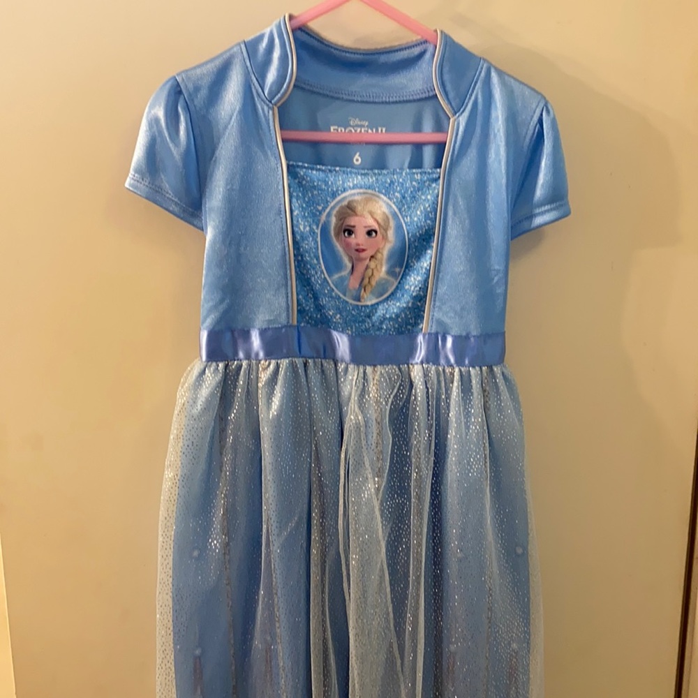 Elsa Girl Size 6 sleep gown. Never worn w-o tags